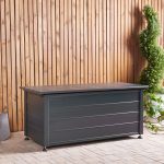 skrzynia ogrodowa przed domem